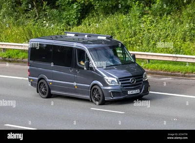 2018 серый фургон Mercedes-Benz Sprinter 319 CDI ; Автомобильные транспортные средства, автомобили, управляющие транспортными средствами на дорогах Великобритании Фото со стока - Alamy