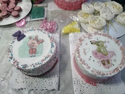 Как декорировать края торта с вафельной или сахарной картинкой