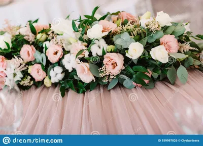 Элегантное украшение свадебного стола жениха и невесты с утомительными и  свежими цветами с белым хлопком Стоковое Фото - изображение насчитывающей  ñƒðºñ€ð°ñˆðµð½ð¸ðµ, ð²oñ†ð°ñ€ðµð½ð¸ñ : 159997026