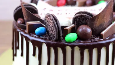 Торт праздничный кремовый с шоколадными подтеками и шоколадным декором -  YouTube