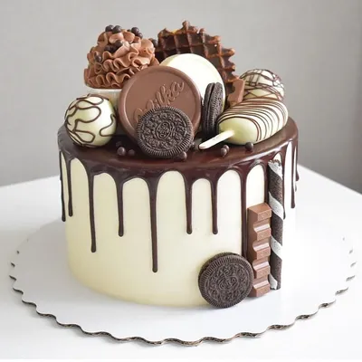 Торт украшенный шоколадом и конфетами - 74 фото
