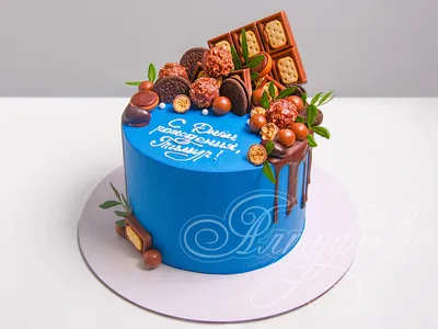 Торт с шоколадными конфетами и печеньем 17041622 стоимостью 5 400 рублей -  торты на заказ ПРЕМИУМ-класса от КП «Алтуфьево»