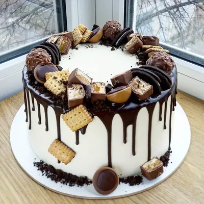 шоколадный торт, украшенный черничным печеньем и шоколадными конфетами на  белом фоне. мороженый сыр с Стоковое Фото - изображение насчитывающей  печенье, полива: 227516874