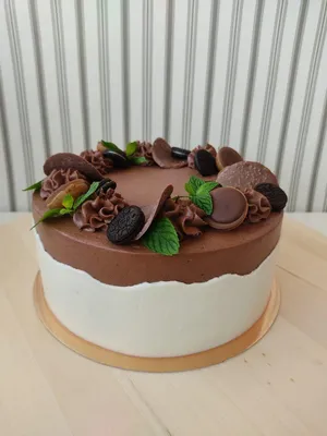 Украшение торта сладостями — 30 вариантов декора с фото