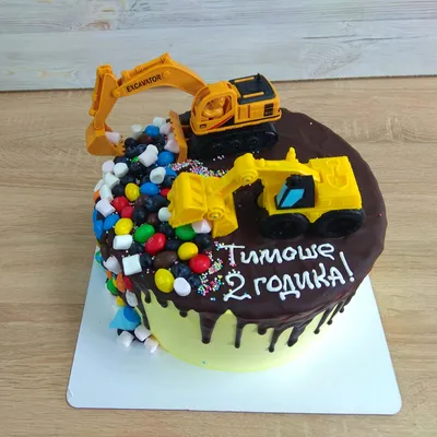 Кремовый торт для мальчика со строительной техникой и m\u0026m's