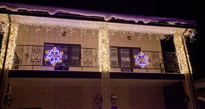 Новогоднее украшение фасада дома