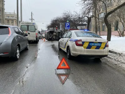 Во Владивостоке учебная машина попала в лобовое ДТП с эвакуатором