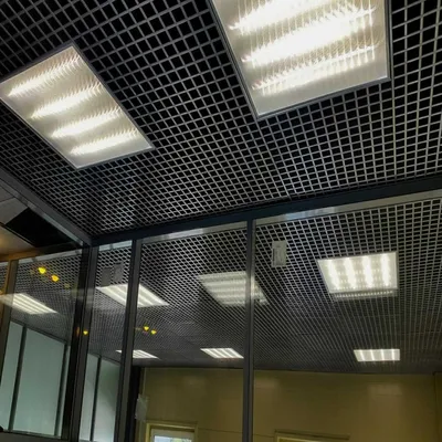 Подвесной потолок с квадратными свет Стоковое Фото - изображение  насчитывающей квадрат, дело: 207682868