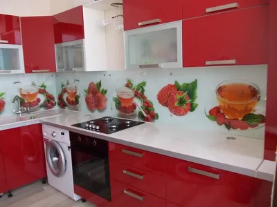 Красная кухня с красивым фартуком фото. Заказать такой стеклянный фа� |  Скинали -Фартуки для кухни в Москве Фартук-мастер.рф | Постила