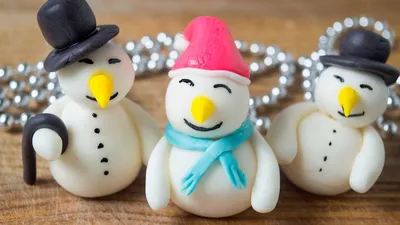 Украшения для торта из мастики на Новый год: пингвины и елочка