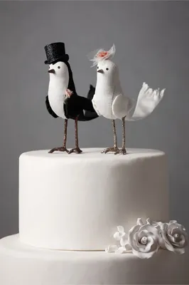 Фигурки на свадебный торт: 105 фото-идей оформления десерта статуэтками  жениха и невесты из мастики с шоколадной глазурью