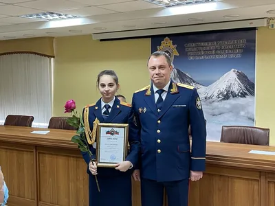 На Камчатке руководитель Следкома вручил награду ученице кадетского класса  - KamchatkaMedia