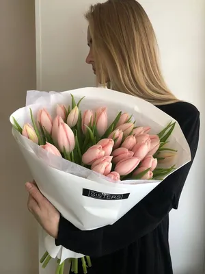 Букет тюльпанов в руках фото