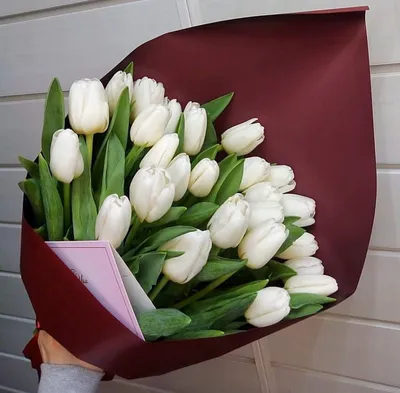 Белые тюльпаны в красивой упаковке