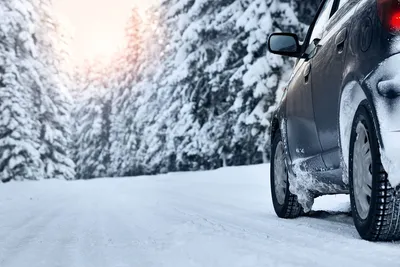Мужчина в машине зимой смотрит на камеру Стоковое Изображение - изображение  насчитывающей мужчины, водитель: 162849343