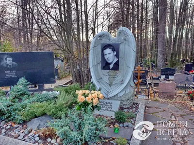 Фотография покойного на стекле на надгробье в форме ангельских крыльев -  выбор памятника по фотографии - Помни Всегда