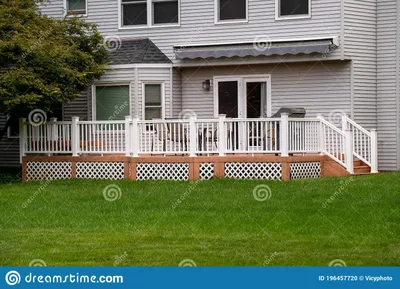 Дом с верандой и белой забор Стоковое Фото - изображение насчитывающей  зодчества, тип: 196457720