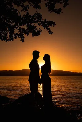 Молодая пара влюбленных пришла на море на закате солнца - обои на рабочий  стол