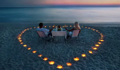Обои для рабочего стола Влюбленная пара, любуясь закатом на берегу фото -  Раздел обоев: Влюбленные пары