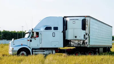 ЗАГЛЯНЕМ В КАБИНУ? РЕДКИЙ в РОССИИ. Американский грузовик внутри.  Freightliner FLD ОБЗОР ГРУЗОВИКА - YouTube