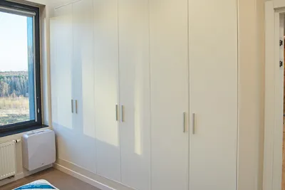 Встроенный распашной шкаф в спальню купить по цене 396000 рублей|  Интернет-магазин Raumplus ООО «Раумплюс» в Москве