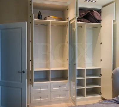 Двухметровый встроенный шкаф в спальню в классическом стиле