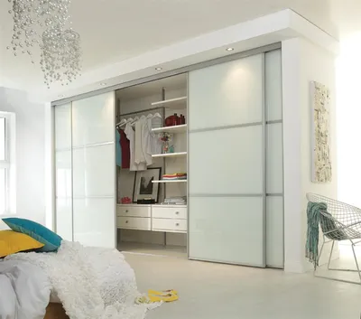 Встроенный шкаф купе в спальню: варианты дизайна, оформление внутри с фото