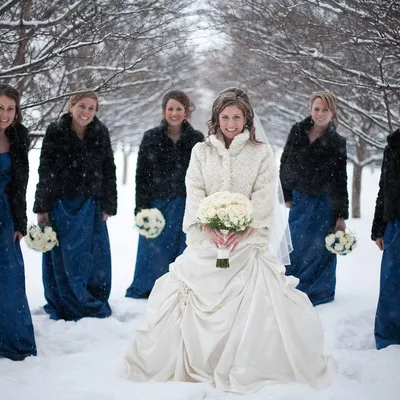 В чем пойти на свадьбу зимой 2023 года — зимние наряды и платья для гостьи  девушки
