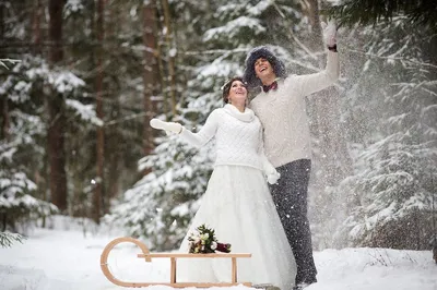 Идеи и аксессуары свадебной фотосессии для двоих зимой на природе от  Trip\u0026Love