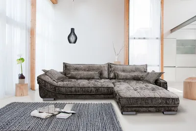 Удачный угловой диван в интерьере гостиной