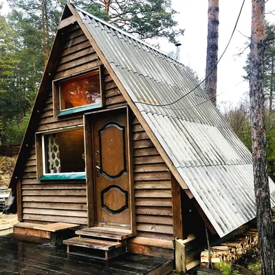 Небольшой домик в лесу 4х4 метра (10 фото). Идея для дачи - Фазенда