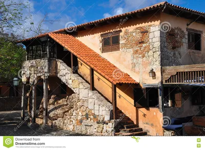 Старый каменный дом в испанском стиле с каменной лестницей Стоковое Фото -  изображение насчитывающей человек, замок: 79645396