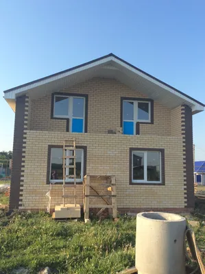 Двухэтажный дом из желтого кирпича - Строительство домов \"под ключ\" в  Чебоксарах / Проекты и цены от компании \"ДОМОСТРОЙ\"
