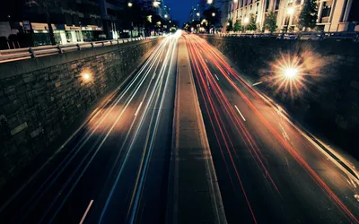 Фото ночной дороги с длинной выдержкой. Профессиональное фото. Фото с моста  | Обои для телефона