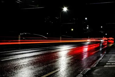 Огни машин в ночное время. уличные фонари. ночной город. фотография ночной  дороги с длинной выдержкой. цветные полосы света на дороге. мокрая дорога  после дождя. | Премиум Фото