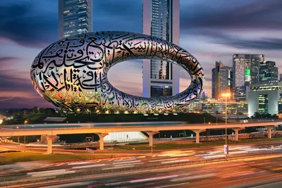 В Дубае открыли необычный музей будущего в форме большого серебристого глаза