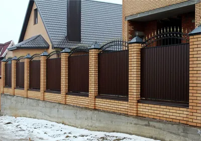 Забор с колоннами из кирпича и профнастила - 65 фото