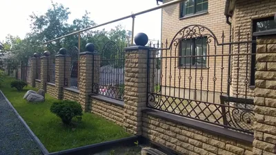 Забор кованый с кирпичными столбами - 68 фото