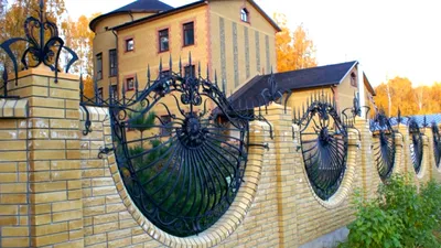 Красивый кирпичный забор с ковкой арки решетки полукруглые идеи как  сделать. - YouTube
