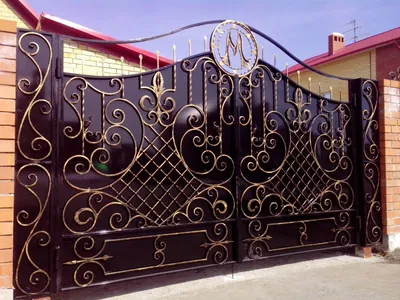 Фасадный забор из кирпича и ковки