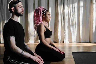 Лучшие позы йоги для двоих: гид от сертифицированных тренеров по йоге -  Асаны для пар позируют вызовы