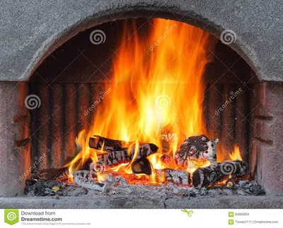 Камин с огнем на ноче - внешней съемкой Стоковое Фото - изображение  насчитывающей печка, варварский: 60669834