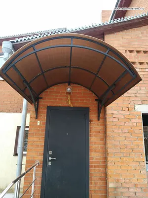 Козырек из поликарбоната на металлокаркасе над входом частного дома |  проектирование и монтаж ПМО Агромастер