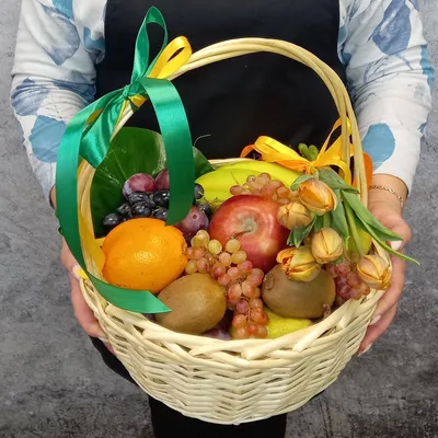 Корзина с фруктами и тюльпанами – купить с доставкой в Москве. Цена ниже!