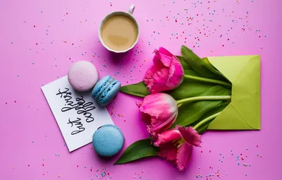 Обои цветы, кофе, тюльпаны, розовые, pink, flowers, cup, tulips, sweet,  coffee, dessert, macaroon, macaron, макаруны картинки на рабочий стол,  раздел цветы - скачать