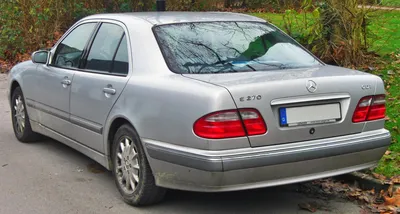 Файл:Mercedes E 270 CDI Elegance (W210 Facelift, 1999–2002) сзади MJ.JPG — Wikimedia Commons