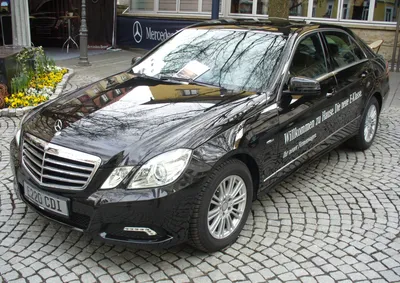 Файл:Mercedes-Benz W212 E 220 CDI Avantgarde 7-G-Tronic Obsidian Black.JPG — Wikimedia Commons