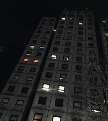 Многоэтажный дом ночью - 54 фото