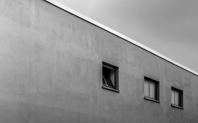 Чёрно-белый снимок стены дома с улицы - обои на рабочий стол