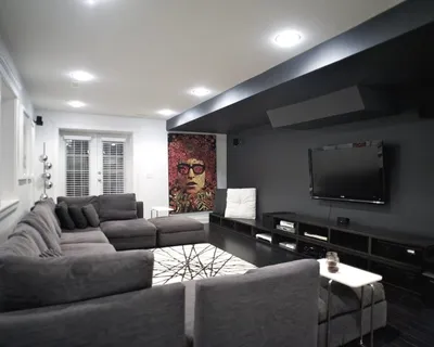 Черно-белая гостиная: отделка, стенка и другие элементы в интерьере